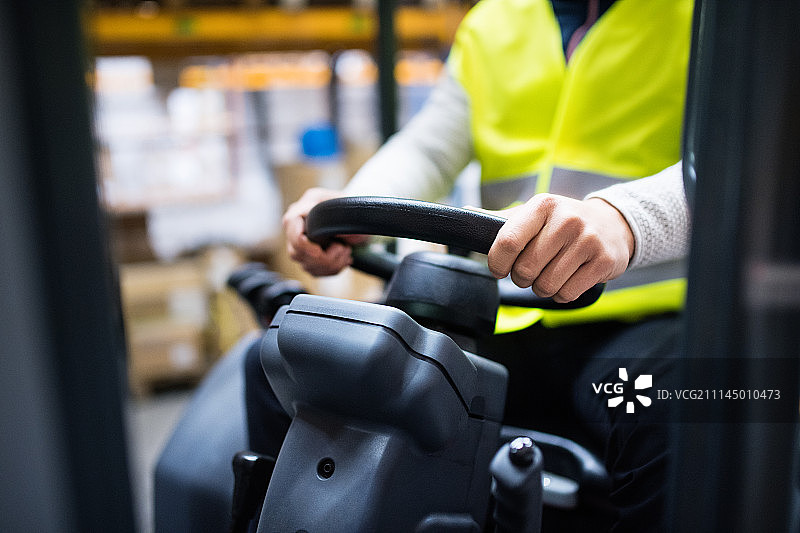 仓库工人与叉车图片素材