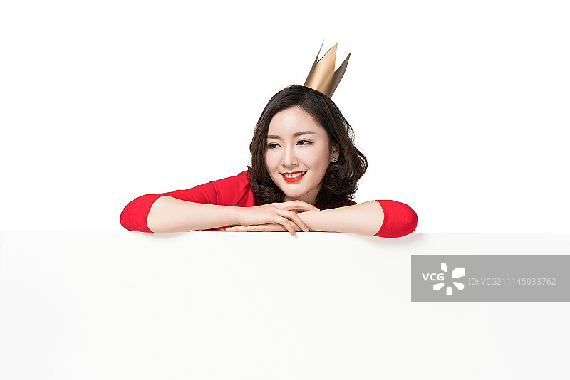 头戴皇冠的红衣女子图片素材
