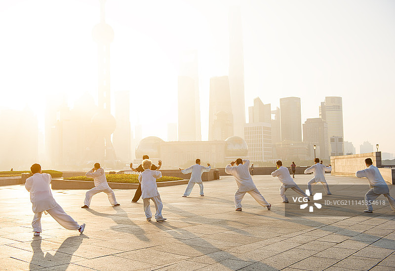 上海外滩晨练太极图片素材