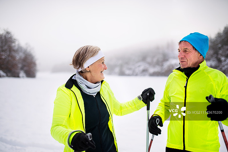 老年夫妇越野滑雪图片素材
