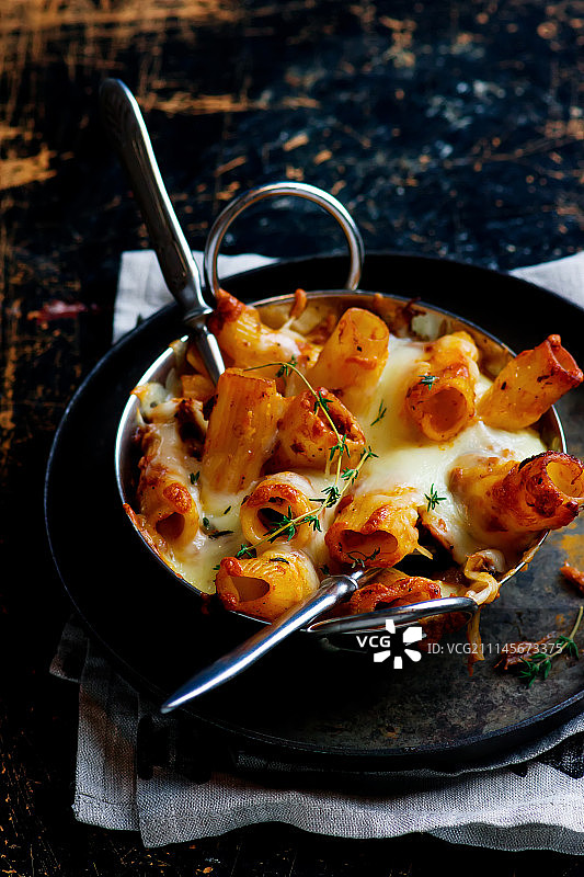 鸭肉和意式火腿肉酱烤意面（乡村风）图片素材