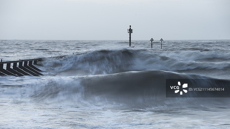 壮丽的风暴景观：海浪拍打海岸图片素材