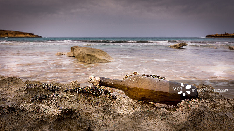 来自深处的旧瓶子图片素材