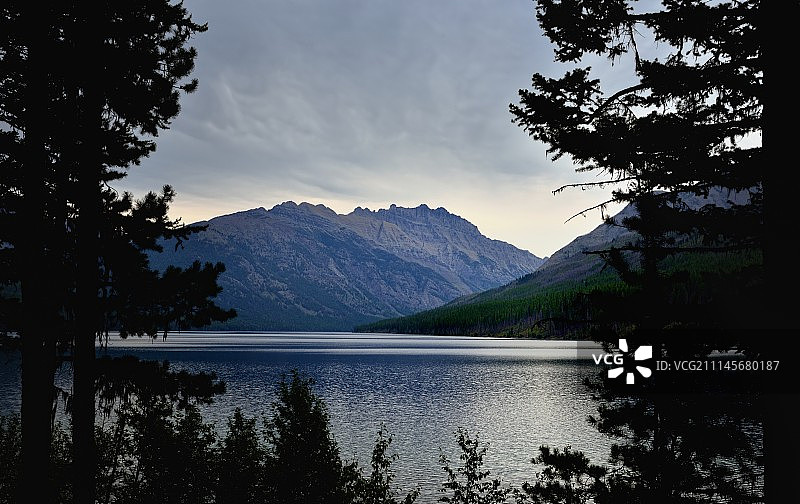 穿过树林的金特拉湖图片素材
