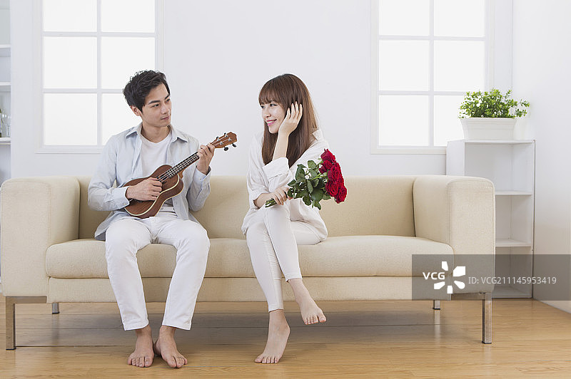 年轻情侣,弹奏,尤克里里琴图片素材