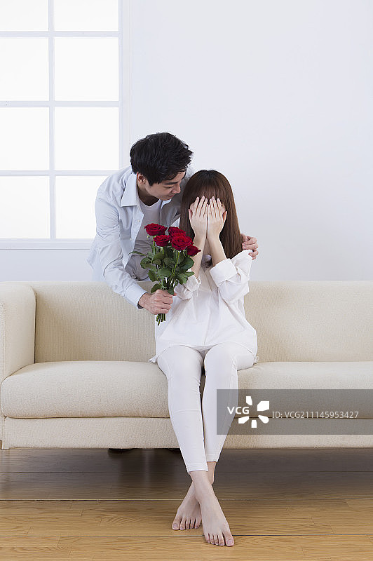 年轻情侣,玫瑰,惊喜图片素材