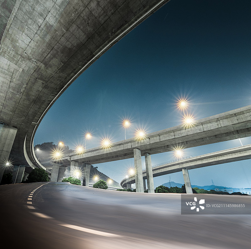 夜晚桥下的快速路图片素材
