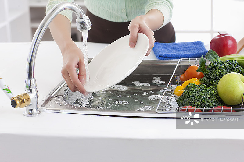 女性,家庭主妇,洗盘子图片素材