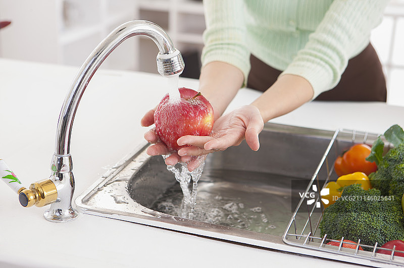 女性,家庭主妇,洗涤,苹果图片素材