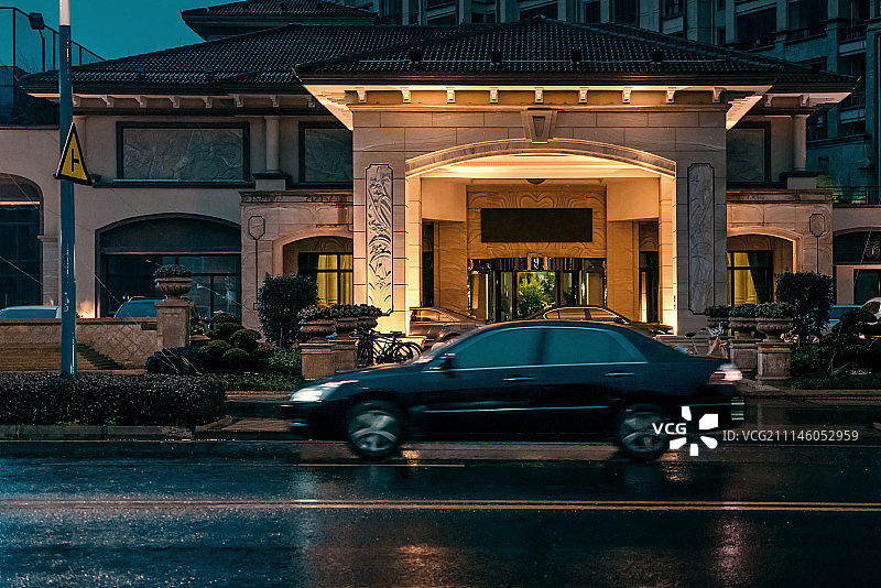 雨中车辆驶过图片素材