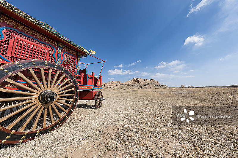 荒野中的战车图片素材
