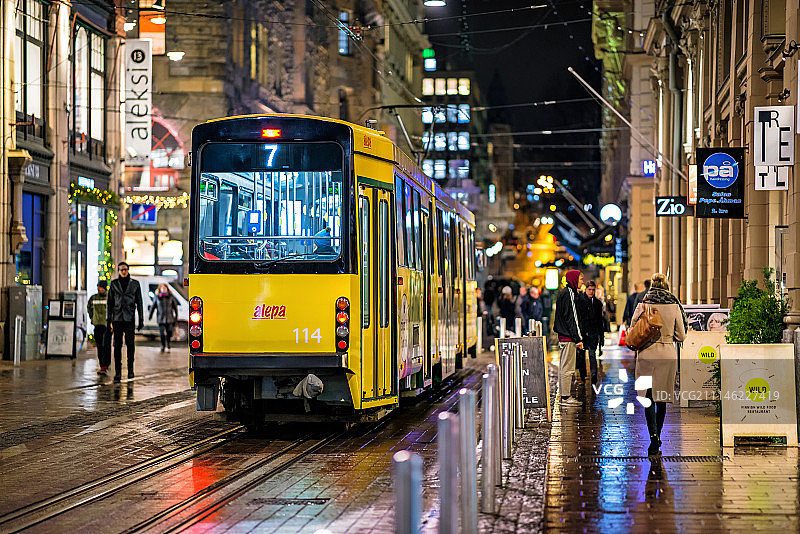 赫尔辛基电车夜景图片素材