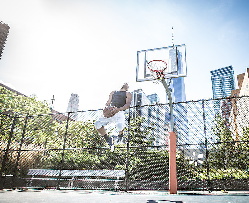 在户外打篮球的篮球运动员图片素材