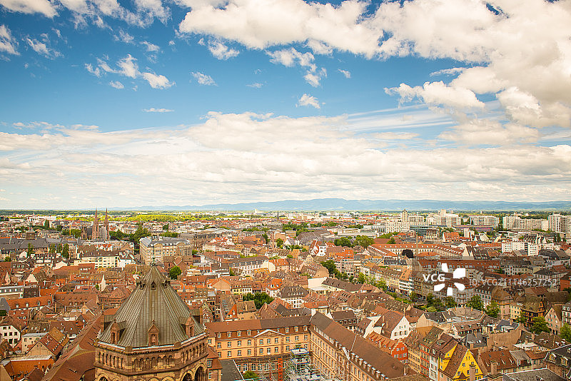 从大教堂顶部俯瞰斯特拉斯堡图片素材