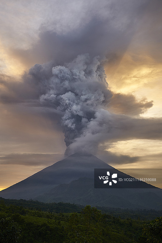 2017年阿贡火山喷发图片素材