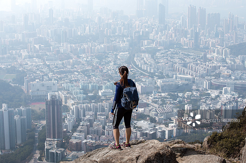 山顶上遥望香港城市的女性背影图片素材