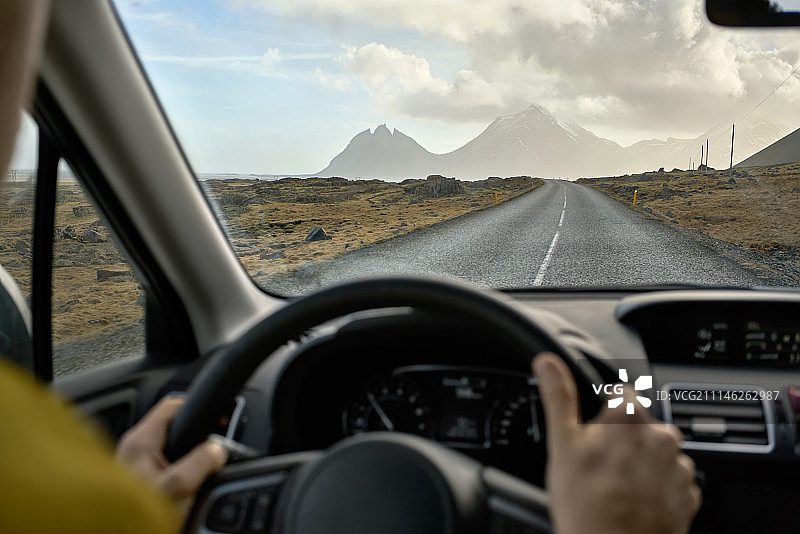 车内观赏冰岛风光图片素材