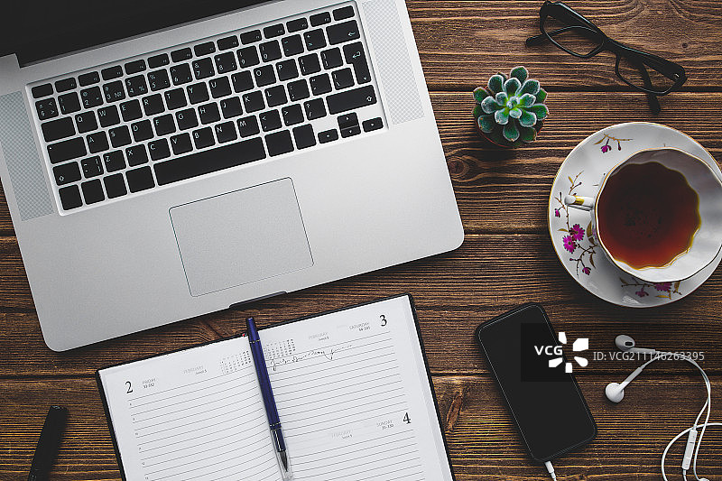 带笔记本电脑的木桌工作场所图片素材