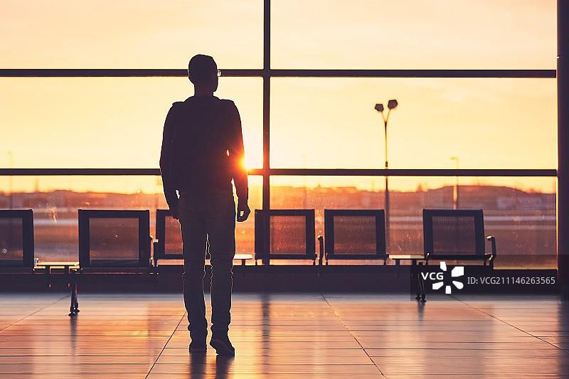 日落时分的机场航站楼图片素材