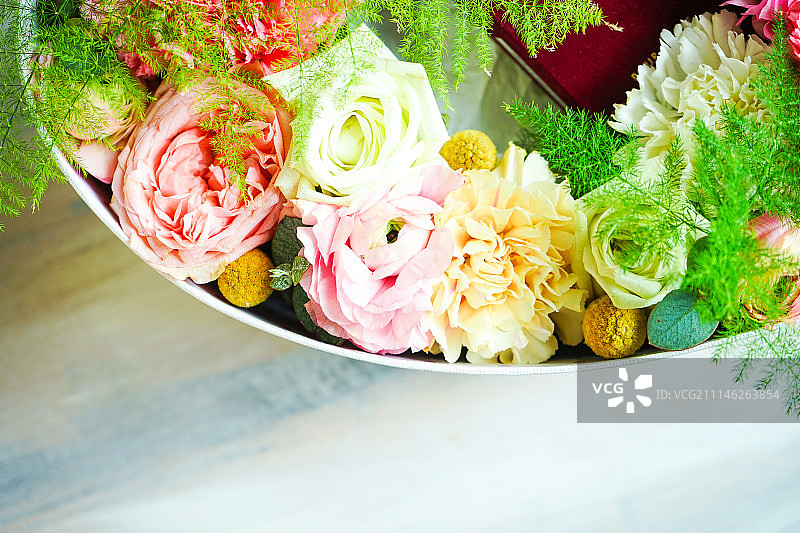 装满玫瑰和银莲花的心形盒子图片素材