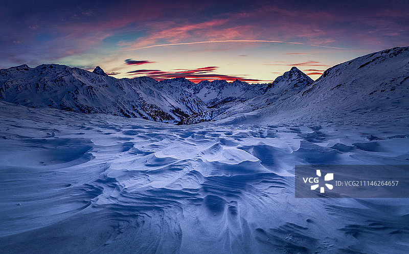 晨光下的瑞士阿尔卑斯山图片素材