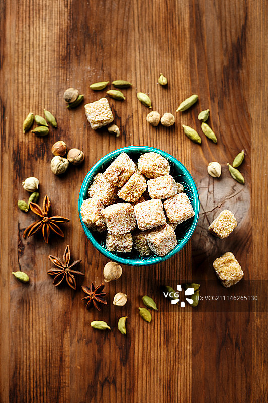 红糖和香料，小豆蔻和茴芹图片素材