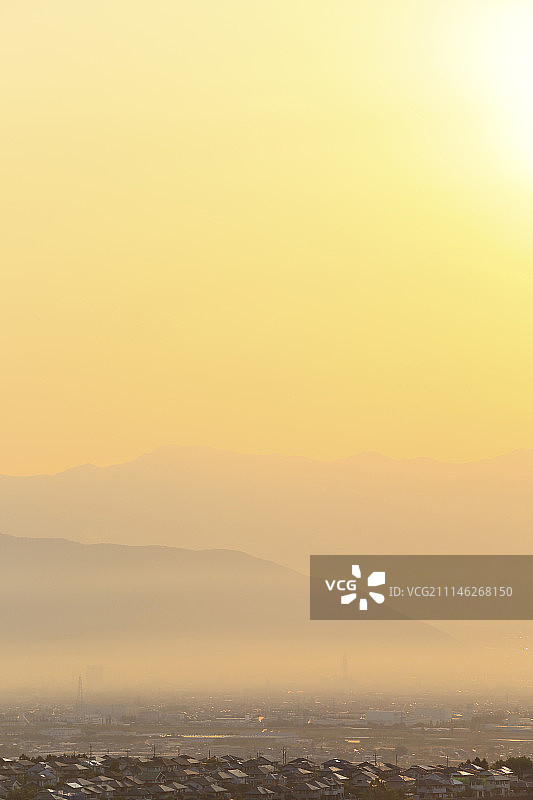 彩色天空和城市景观，日本山梨县图片素材