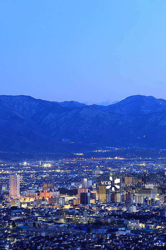日本山梨县的城市灯光和山景图片素材
