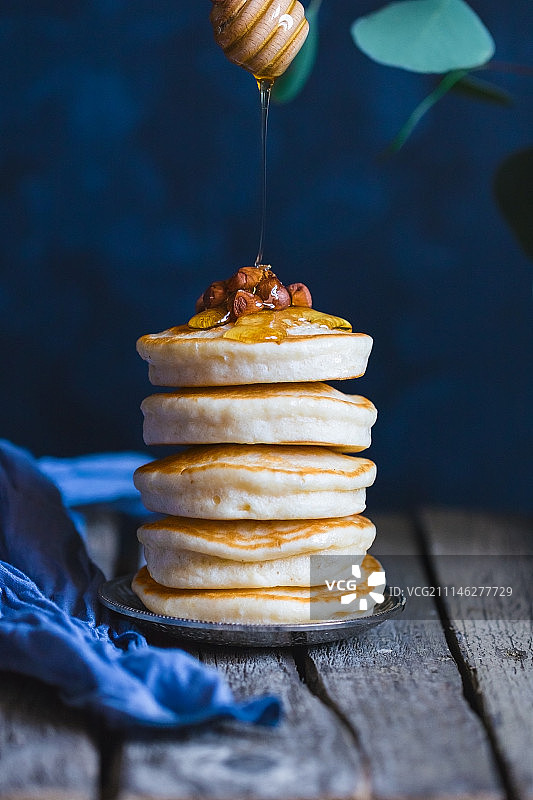蜂蜜坚果叠饼图片素材
