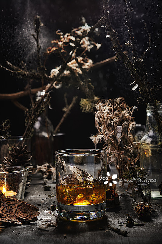 加冰威士忌酒杯图片素材