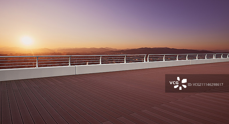 黄昏逆光下的观景平台和航拍城市全景图片素材