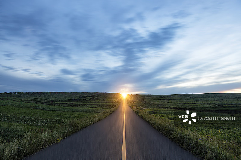 草原上的希望之路图片素材