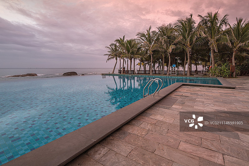 三亚南山小月湾海边游泳池图片素材