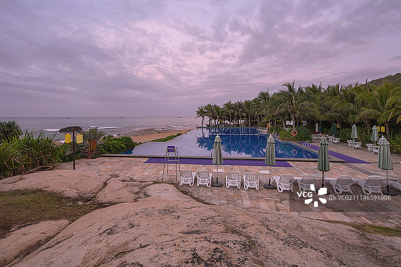 三亚南山小月湾海边游泳池图片素材