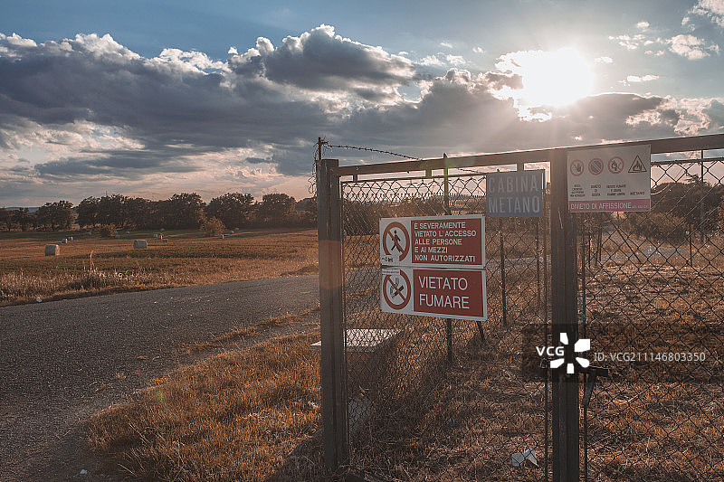 农场里的告示牌图片素材