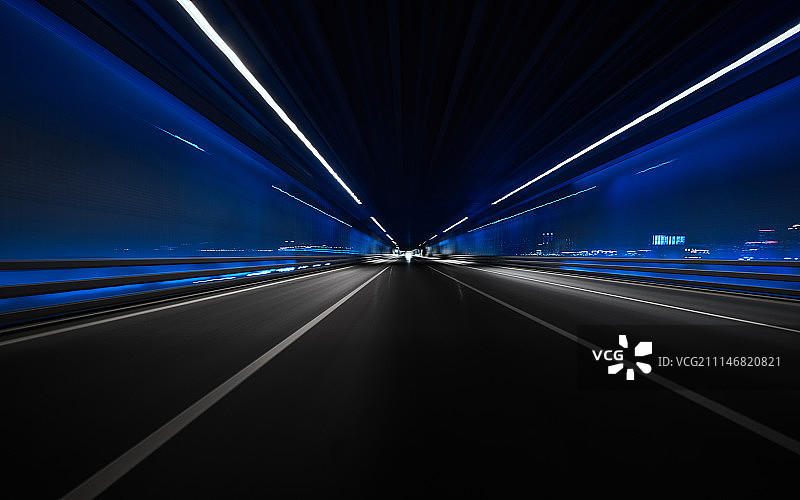 夜晚城市公路飙车车头车尾动感视角图片素材