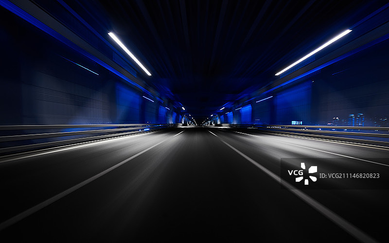 夜晚城市公路飙车车头车尾动感视角图片素材