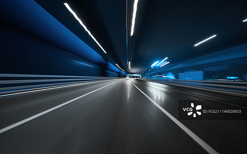 夜晚城市公路飙车车头车尾动感视角图片素材