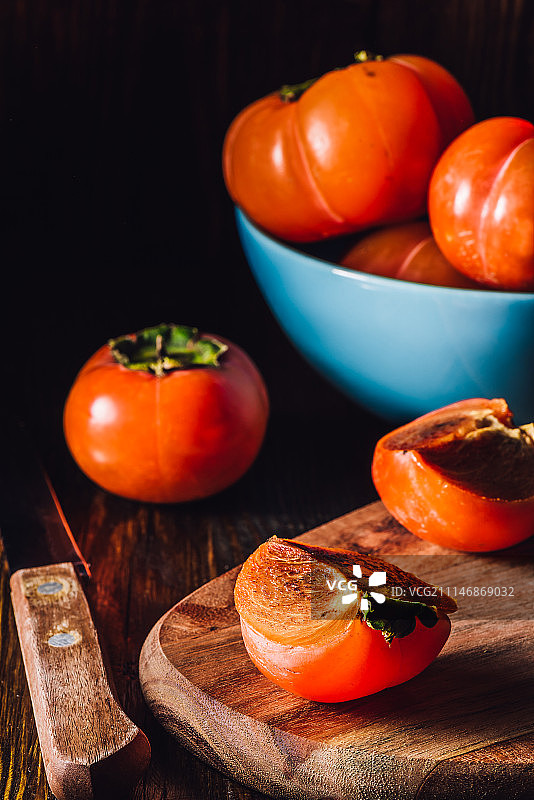 木板上的切片柿子图片素材