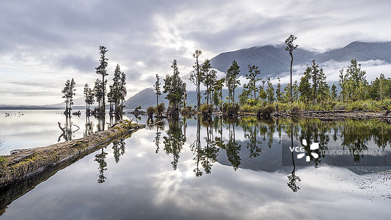 布伦纳湖的倒影图片素材
