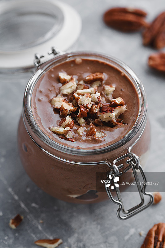 玻璃罐里山核桃巧克力慕斯的特写图片素材