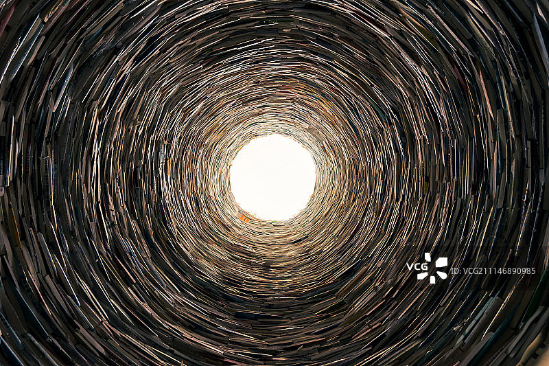 坐井观天2图片素材