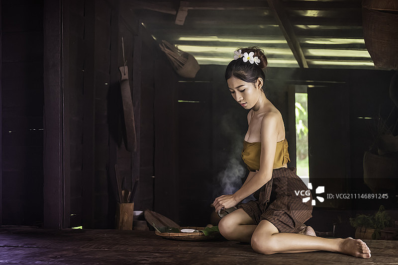 在泰国厨房做饭的泰国女人图片素材