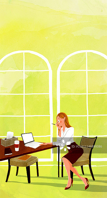 女士在办公桌前使用笔记本电脑图片素材