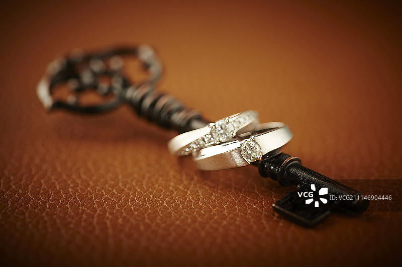 钥匙与钻石戒指摄影图片素材