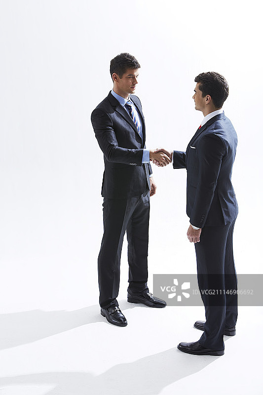 两位男士西装握手摄影棚拍摄图片素材