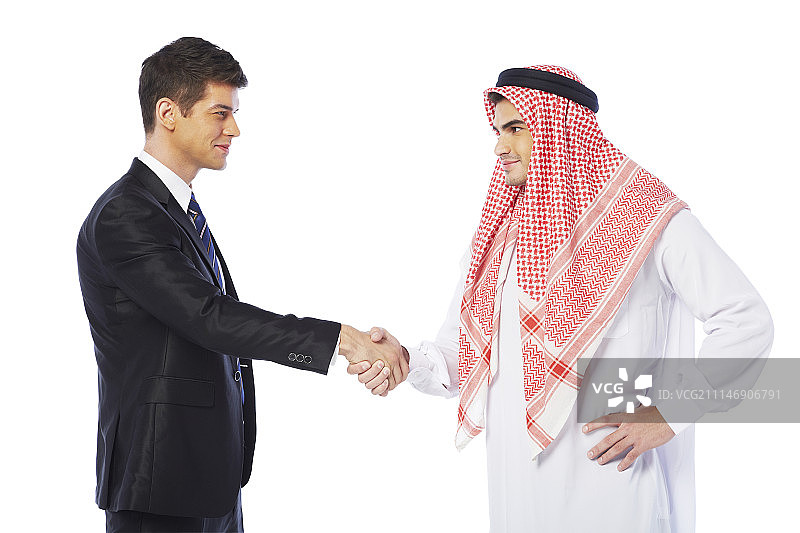 穿西装和长袍的男人握手图片素材