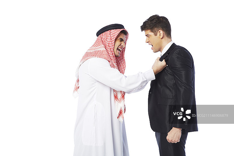 穿着西装的男人与穿着坎杜拉的男人在影棚中格斗图片素材