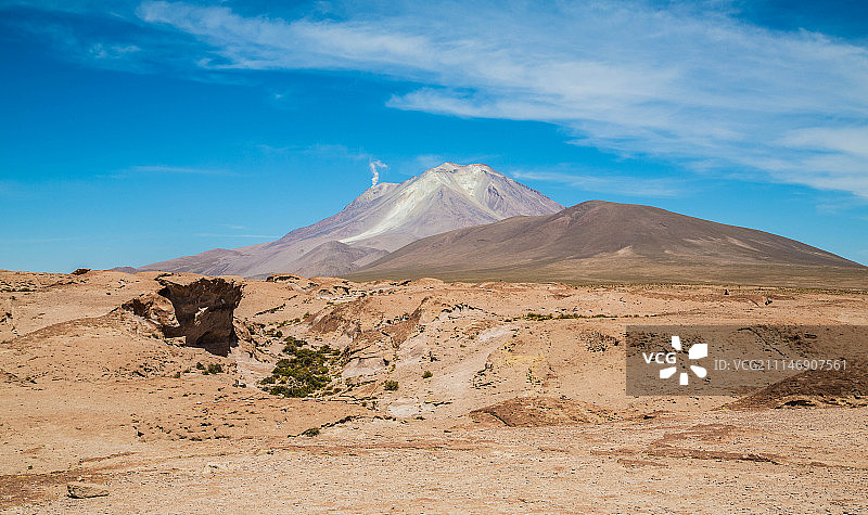 玻利维亚沙漠中的活火山图片素材