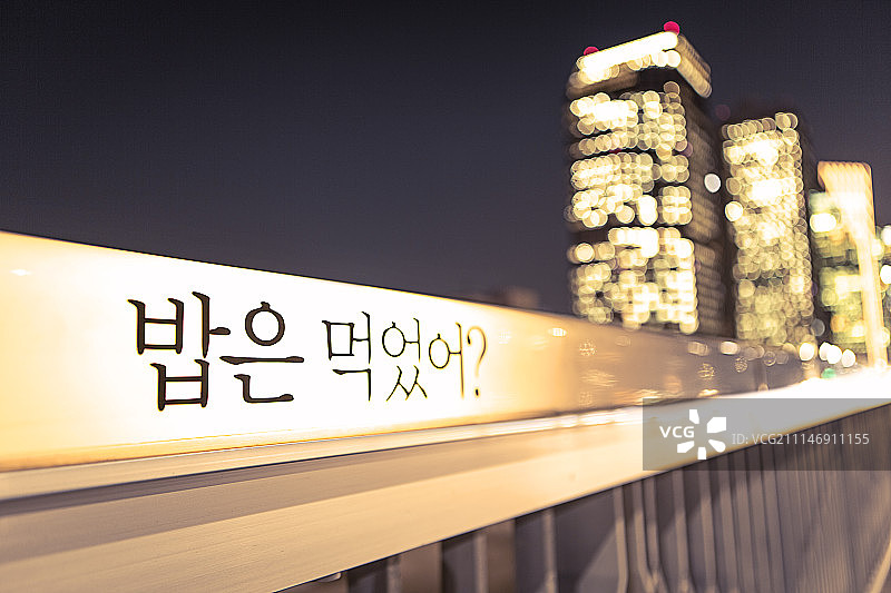 城市建筑和桥梁的夜景摄影图片素材